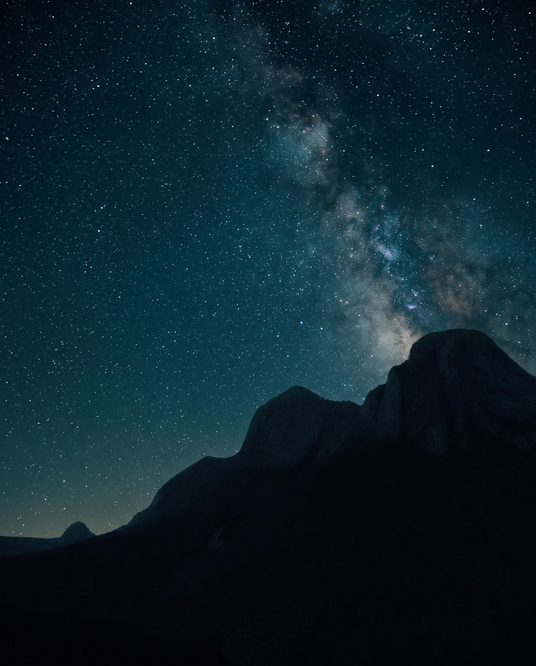 Cel nocturn sobre una carena de muntanya